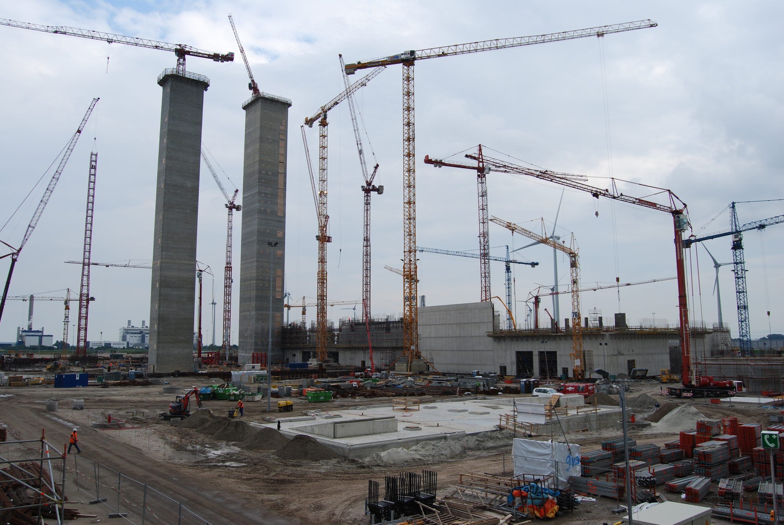 Utiliteitsbouw met torenkranen en betonnen silo’s