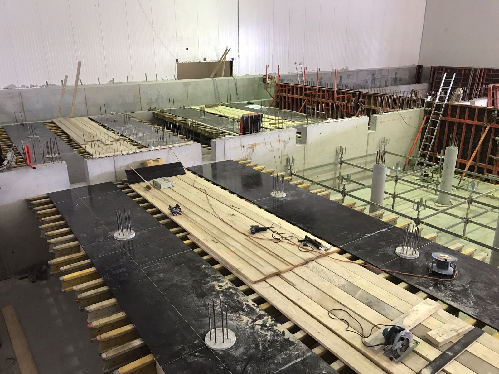 Bekisting en timmerwerk op bouwplaats — vakmensen aan het werk