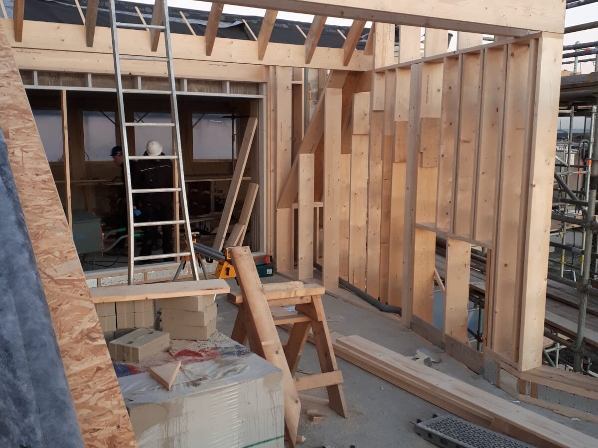 Houten wandconstructie in aanbouw met timmergereedschap
